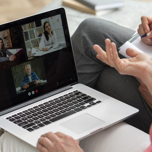 older-couple-home-couch-having-video-call-laptop instituto de capacitacion y desarrollo baruc - capacitacion virtual